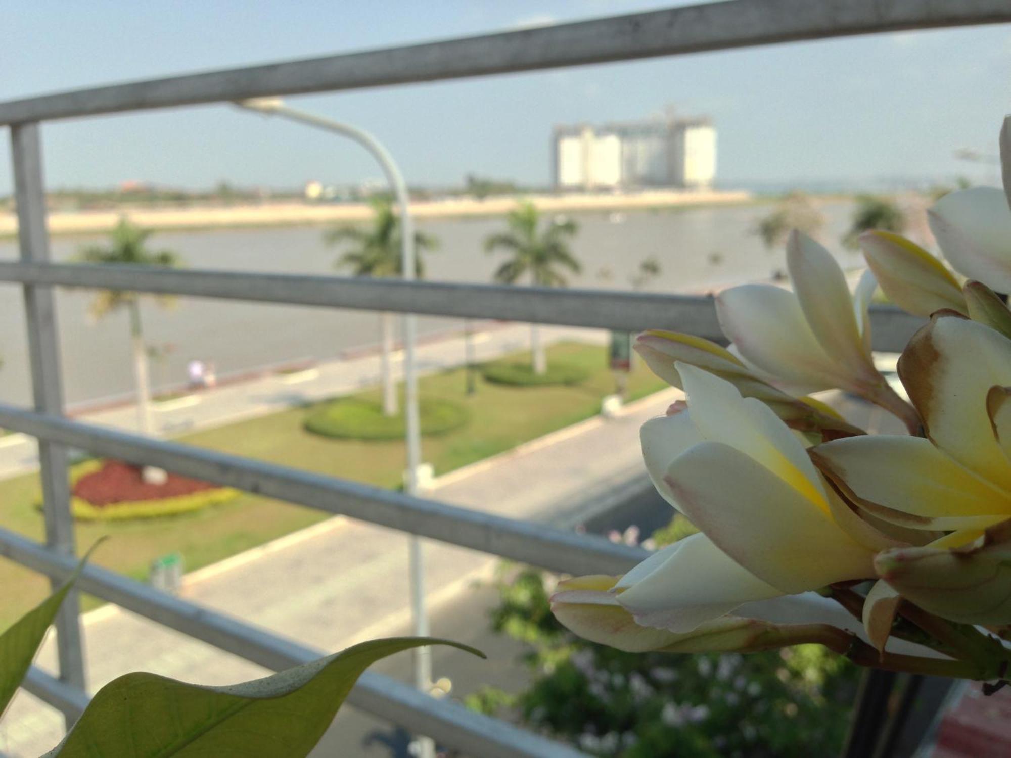 New Season Riverside Hotel Phnom Penh Eksteriør billede