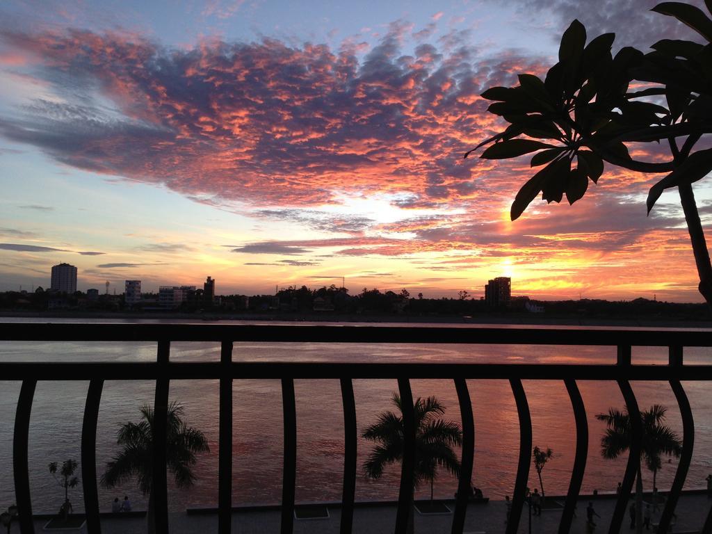 New Season Riverside Hotel Phnom Penh Værelse billede